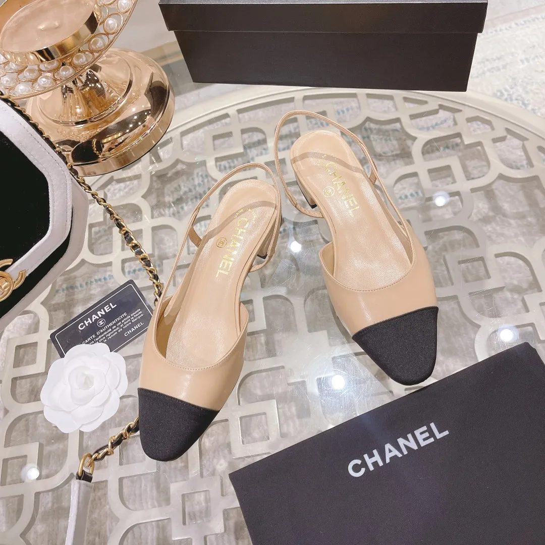 👟👟Ex-factory price 440👟👟 Chanel - Spring and summer classic color-blocked low-heeled side hollow sandals ⚠ Fashionable catwalk style❤ Mixed splicing colors, hollow toe style on the inside, 2.5cm thick heel and small logo embellishment, a fashionable interpretation! How to match the series to look good! Original customized wood-colored leather outsole, imported sheepskin surface, goatskin lining for feet... 35-40 regular sizes (41.42, 43 custom-made, non-returnable) 🎁Latest full set of packaging at the counter
